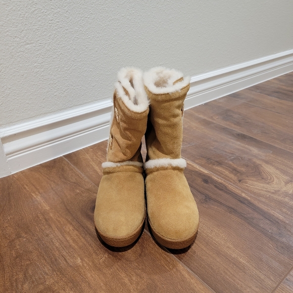 Boots - Picture 3 of 4